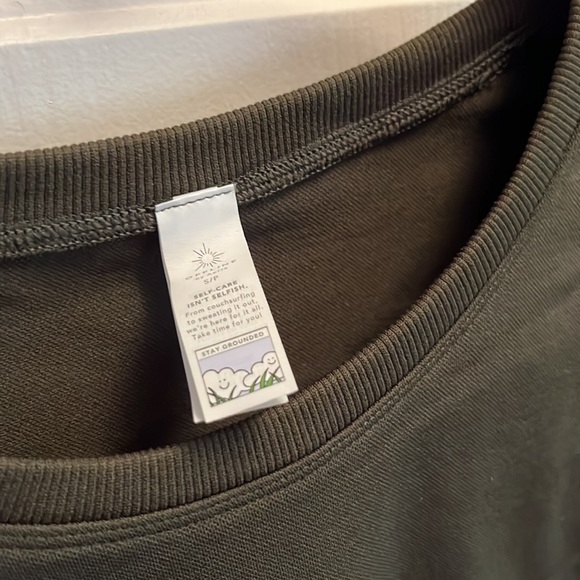 Aerie green workout top, never worn - Picture 2 of 3